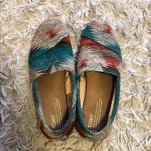 TOMs women’s 7.5 shoes.